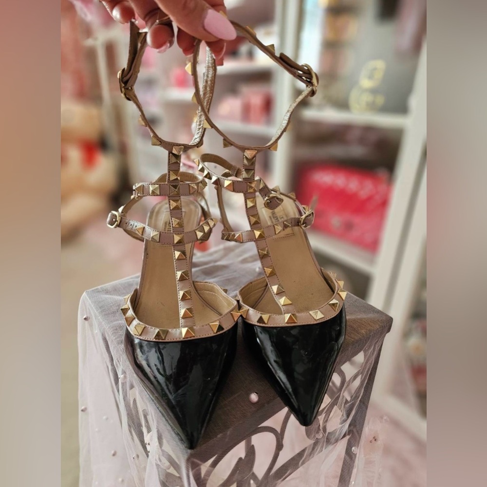 💯Authentic VALENTINO Rockstud Heels Black and Gold size 38.5
